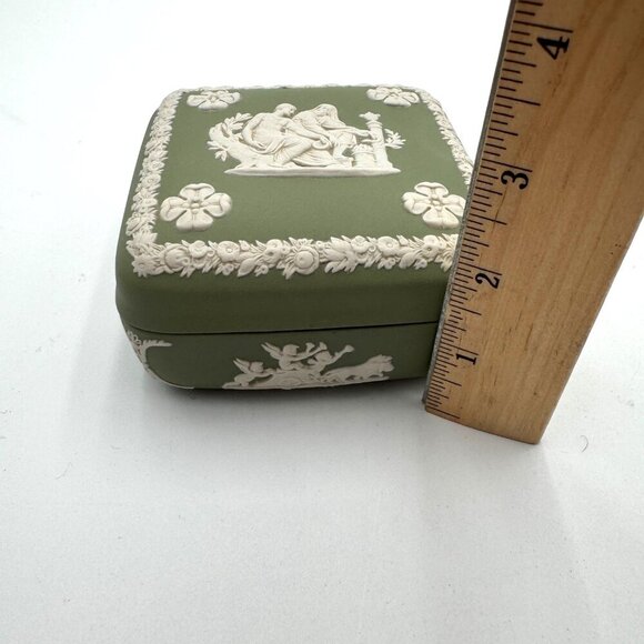 Wedgwood Jasperware Sage Green Square Lidded Trinket Box Angels Cherub Flowers - Picture 12 of 12